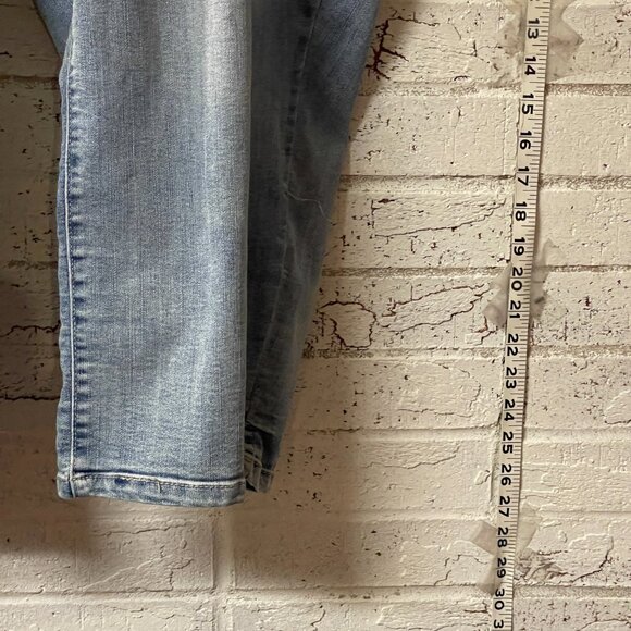 Westport Signature Fit Light Wash Capri Jeans – 24W - Picture 3 of 11